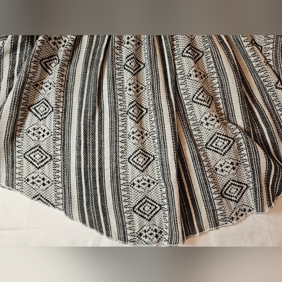 NWT Elan Womens Black & White Design Off The Shoulder Short Sleeve Top Size Med - Picture 2 of 10